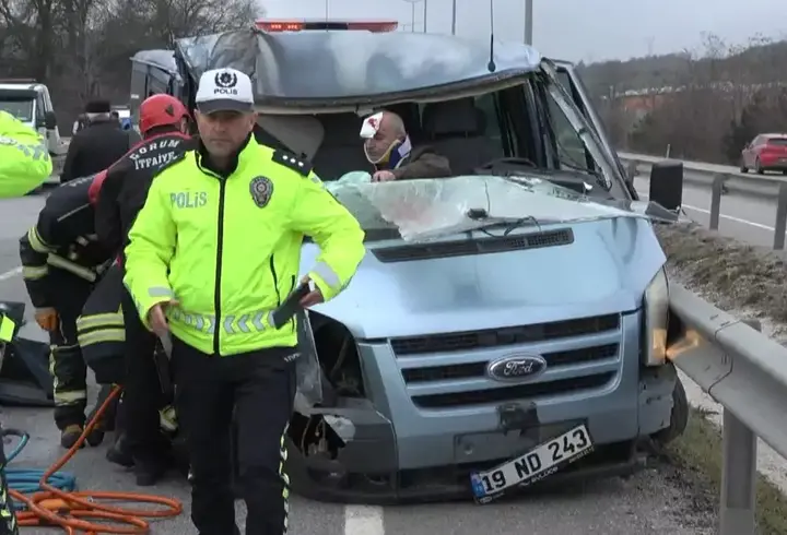 TIR'a çarpan minibüsün sürücüsü, araçtan güçlükle çıkarıldı; 3 ağır yaralı