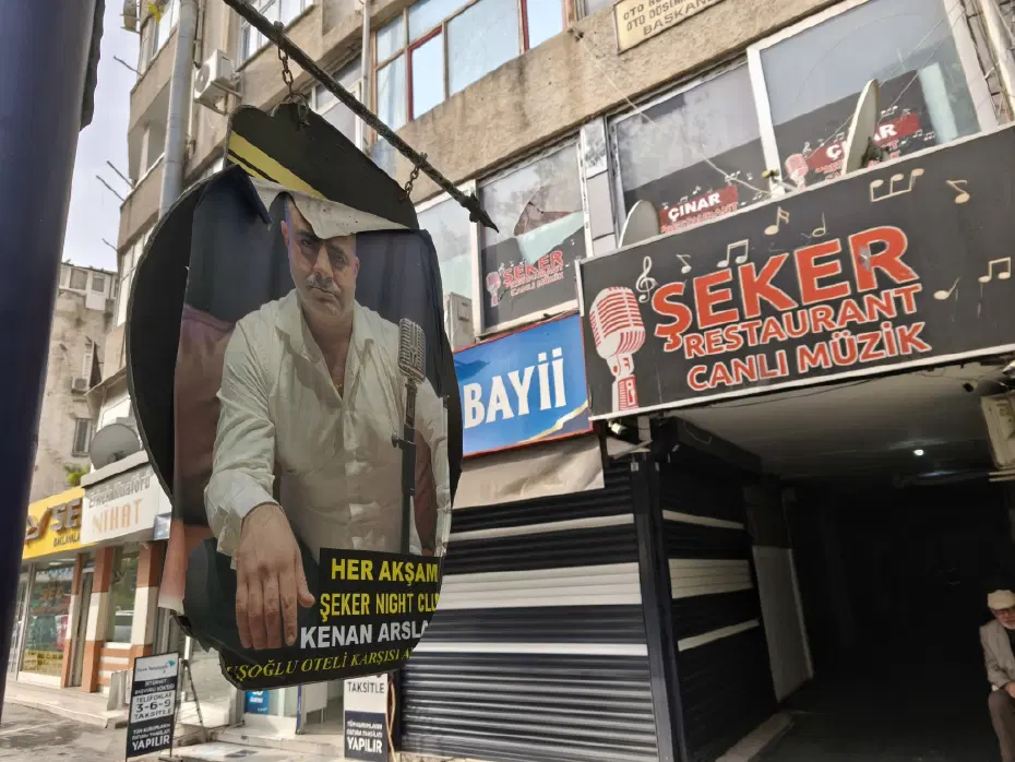 Hesabı ödemeyince mekandan atıldı, geri dönüp şarkıcıyı öldürdü