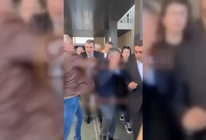 SON DAKİKA | CHP lideri Özgür Özel AKM çıkışında yumruklu saldırıya uğradı