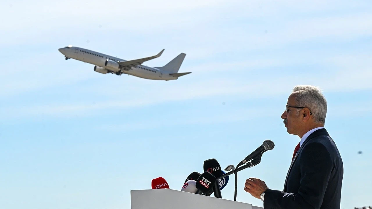 Bakan Uraloğlu: Türkiye hava seyrüseferinde tarihi rekora ulaştı