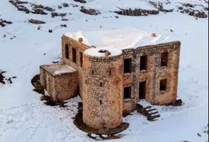 Mardin'de beyaza bürünen tarihi karakol, dronla görüntülendi