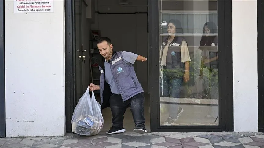 Bedensel engeline rağmen kurduğu dernekle engellilere ve yetimlere destek oluyor