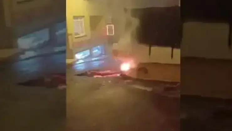 Beyoğlu'nda hareketli dakikalar! Yağmur suyunun temas ettiği elektrik kabloları alev alev yandı