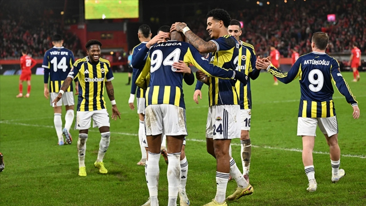 Fenerbahçe'nin Trabzonspor maçı kamp kadrosu açıklandı