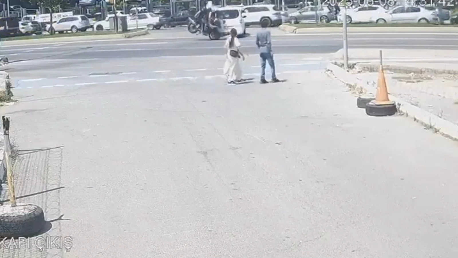 Kartal'da motorize polis ekibi kontrolsüz dönüş yapan araca çarptı: 2 yaralı