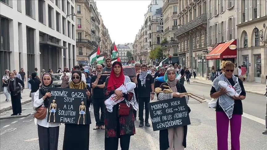 Fransa'da Gazze'deki kıtlığa dikkati çekmek için gösteri düzenlendi