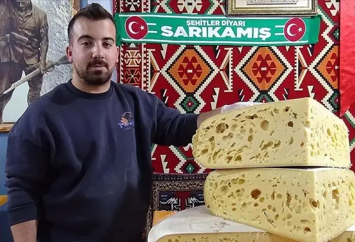 Kars'ta sezonun ilk gravyer peyniri tezgahlarda