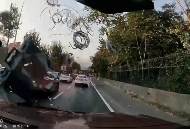 Sarıyer’de 4 otomobilin karıştığı kaza kamerada; araç havalanıp karşı yöne savruldu