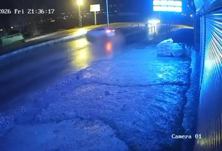 Otomobil, refüje ve bir otomobile çarptı: 2 yaralı