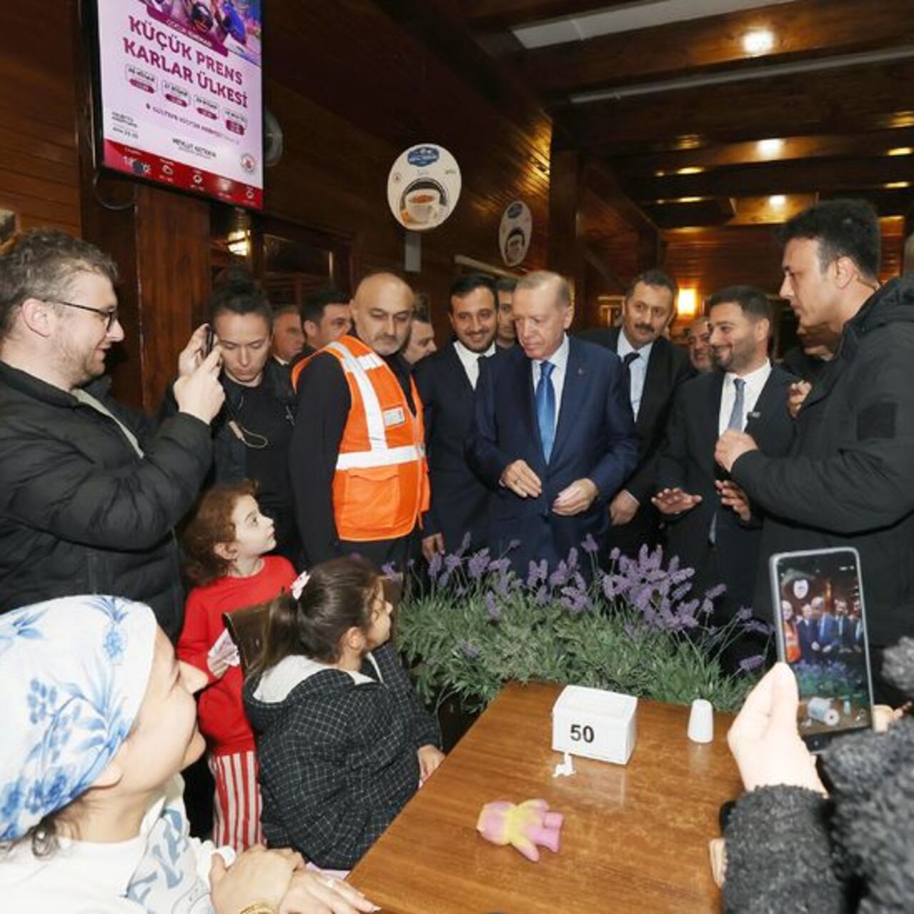 Cumhurbaşkanı Erdoğan, İstanbul'da vatandaşlarla bir araya geldi