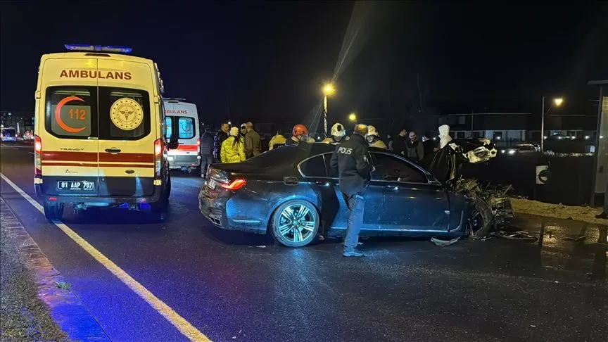 Düzce'de özel halk midibüsü ile otomobilin çarpıştığı kazada 5 kişi yaralandı