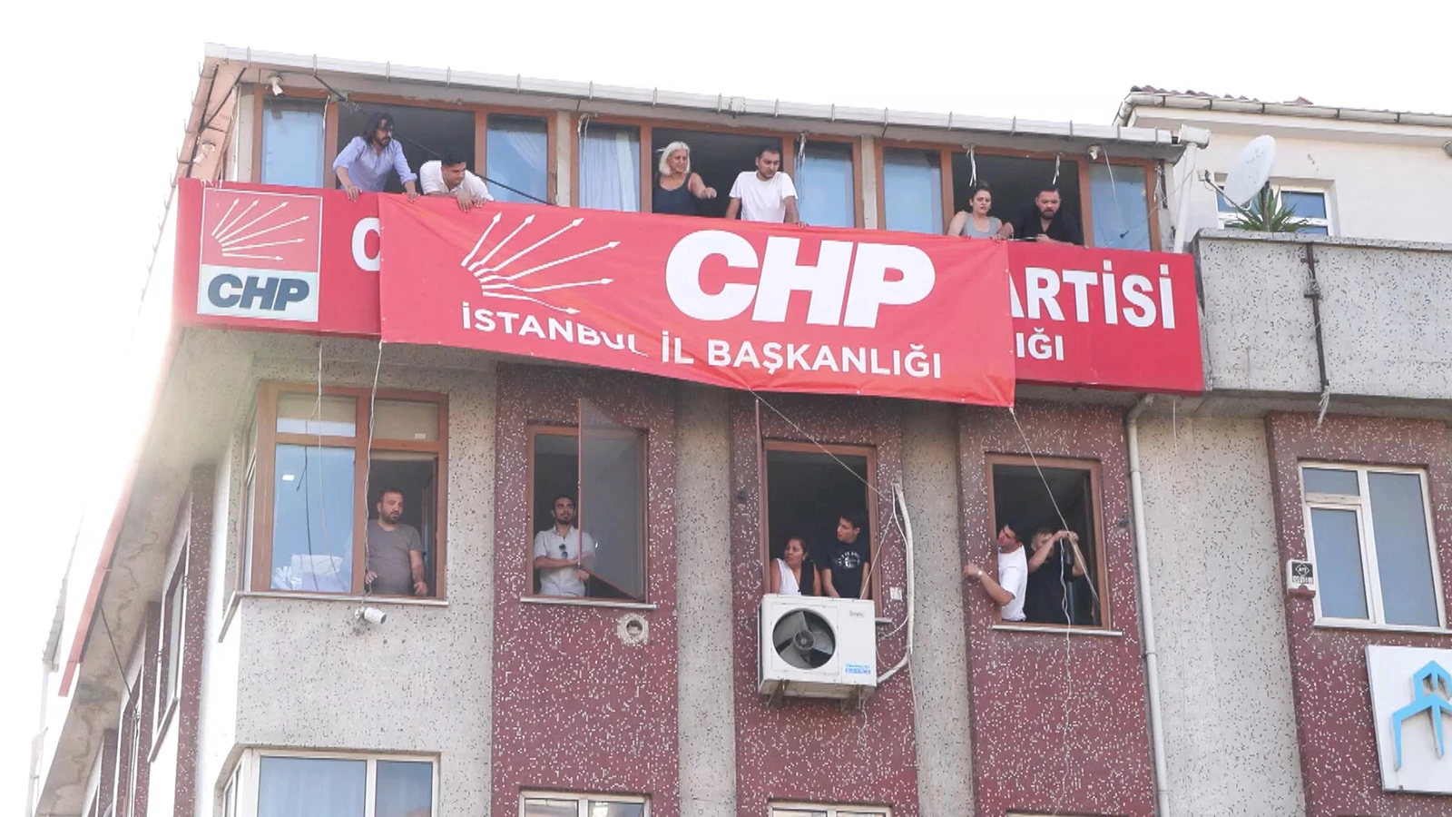 CHP'den İstanbul kararı sonrası flaş hareket! Pankart asıldı