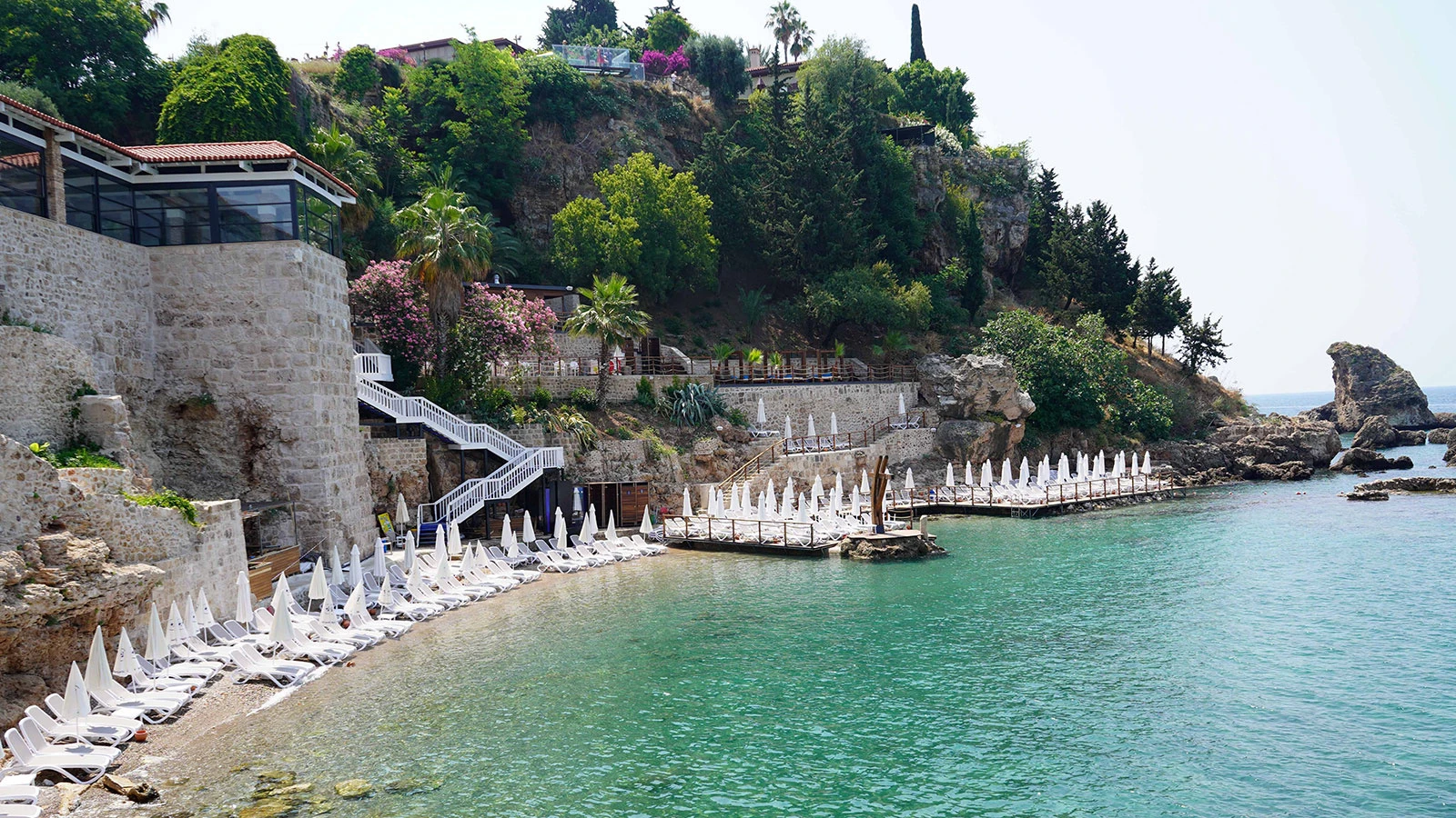 Antalya'da tepki çeken 1000 liralık şezlong ücreti yarıya düşürüldü