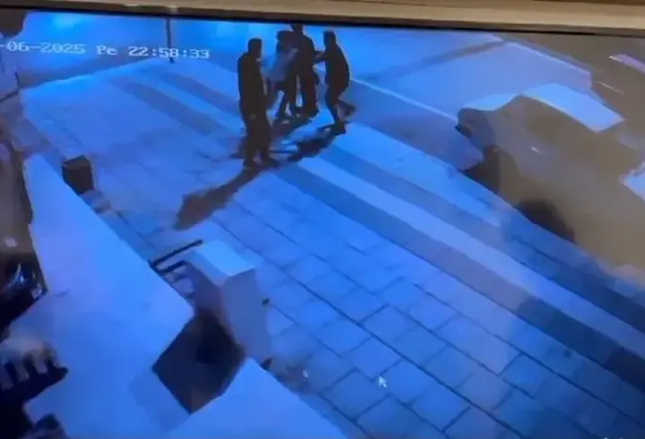 İki grup arasındaki kavgada boynundan bıçaklandı; o anlar kamerada