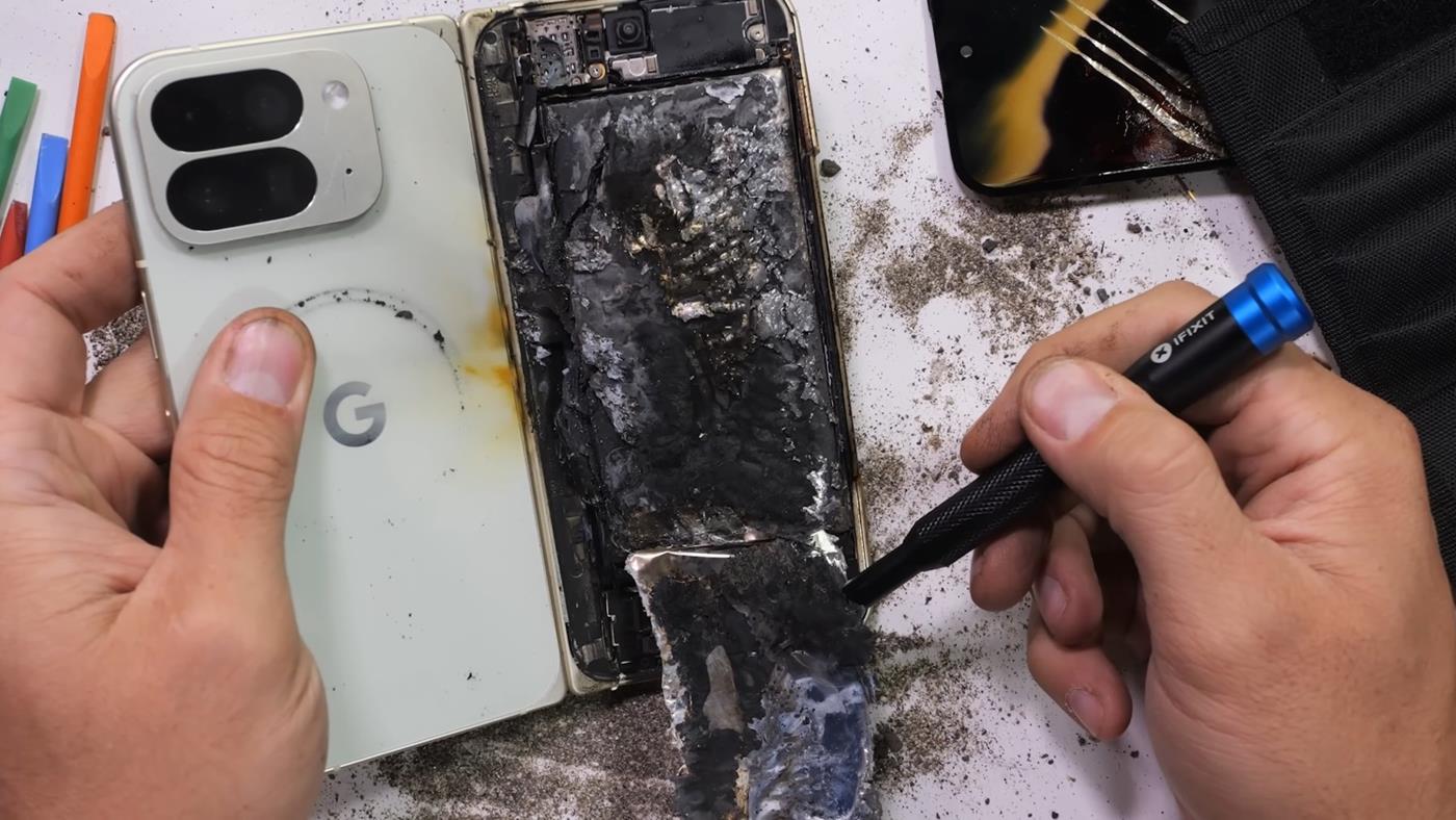 Google Pixel 10 Pro Fold'un dayanıklılık testi paylaşıldı: Anten hattında kırıldı, pil patladı