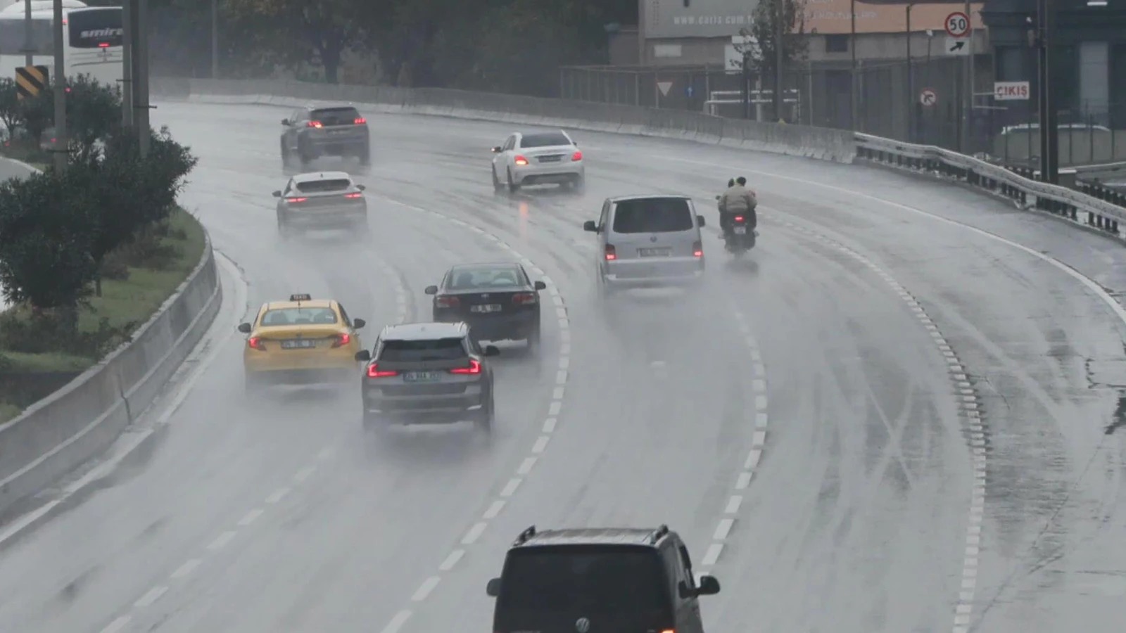İstanbul'da kuvvetli yağış! İBB düşen miktarı açıkladı