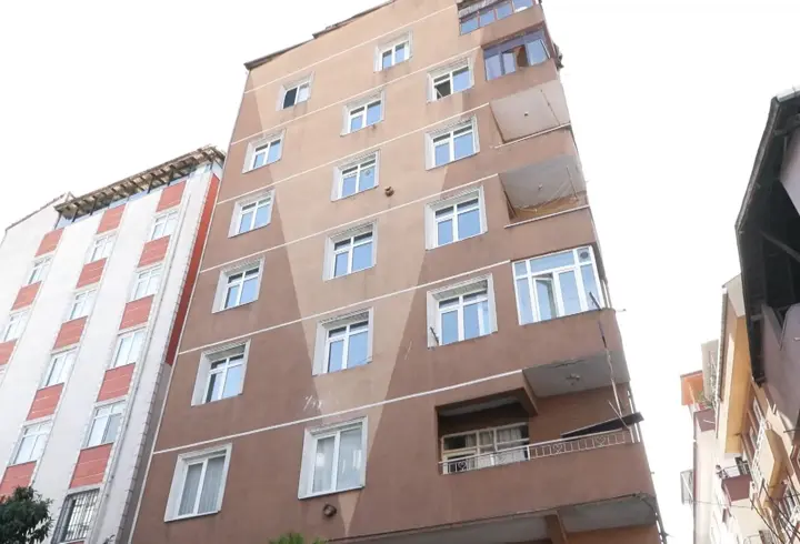 İstanbul - Küçükçekmece 'de 8 katlı bina tahliye edilip mühürlendi