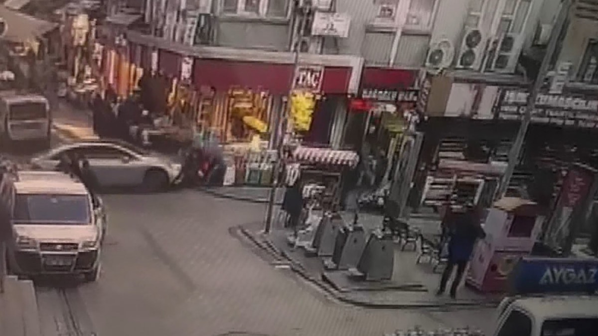 Eminönü'nde fren yerine gaza bastı, yayaların arasına daldı