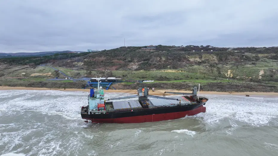 Sarıyer'de karaya oturan gemi. Kaptan hastaneye kaldırıldı