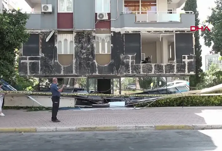 Antalya'da reklam panosu büyük bir gürültüyle düştü