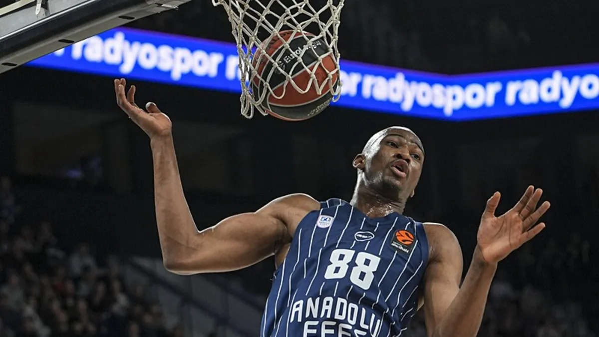 Anadolu Efes'te Kai Jones'un sözleşmesi 2 yıl uzatıldı
