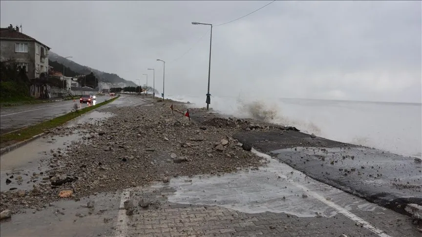 Fırtına nedeniyle Karadeniz'de oluşan dalgalar sahil şeridine zarar verdi