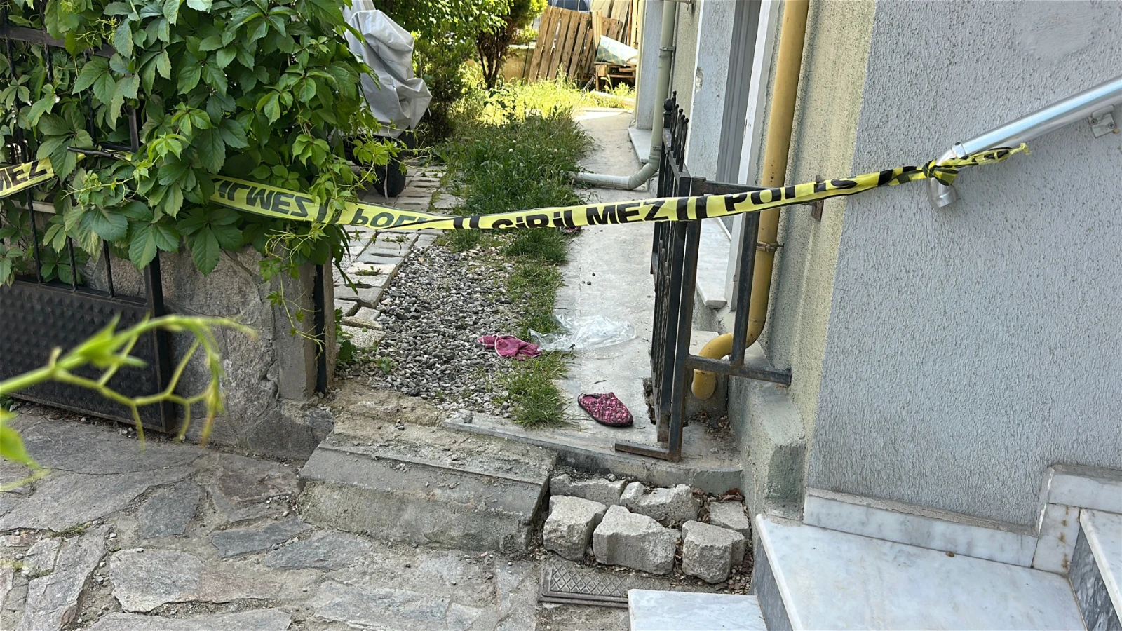Cam silerken 3'üncü kattan düşen kadın ağır yaralandı