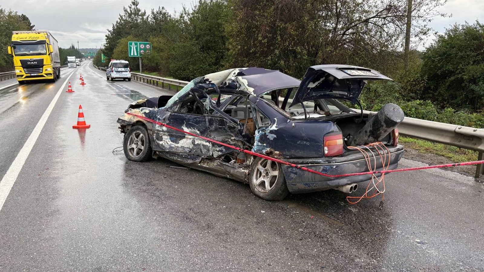 Otobüsle çarpışan otomobildeki 1 kişi öldü, 2 kişi yaralandı
