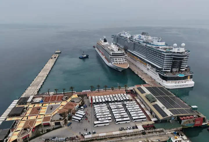 Kuşadası'na 2 kruvaziyerle 5 bin 297 turist geldi