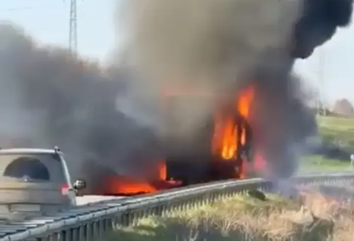 Edirne’de domates yüklü TIR alev alev yandı; o anlar kamerada