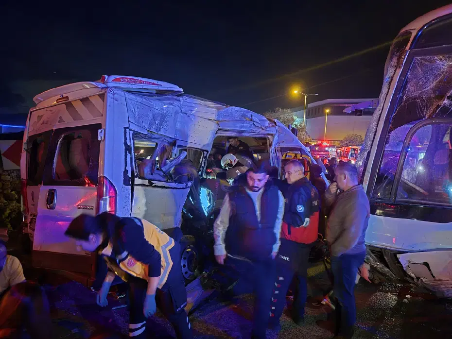 İzmir'de iki işçi servisinin çarpıştığı kazada 13 kişi yaralandı