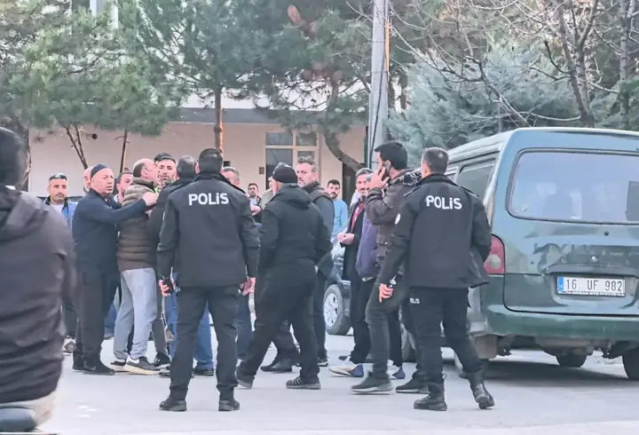 Bıçaklı, çekiçli, tüfekli borç-alacak kavgası; 3 yaralı