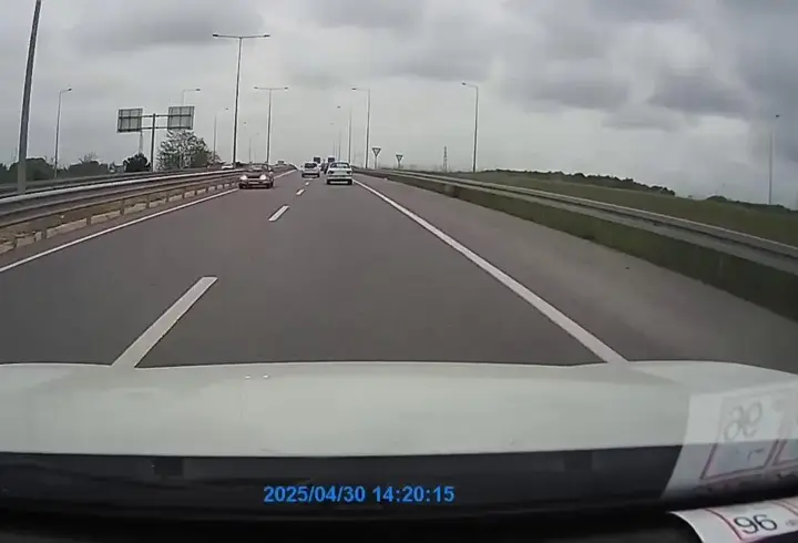Bölünmüş yolda otomobiliyle ters yönde ilerledi; o anlar kamerada