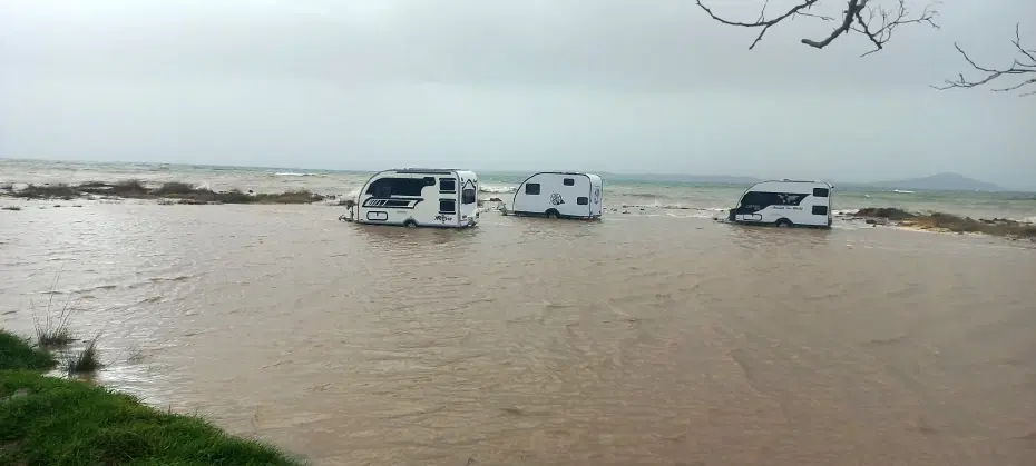 Çanakkale'de fırtına. Deniz karayla birleşti, karavanlar sular altında kaldı