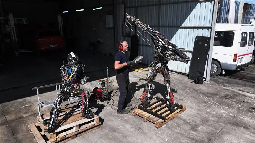 Düzce'de motor ustası Gazze'deki direnişi simgeleyen maket robotlar yaptı