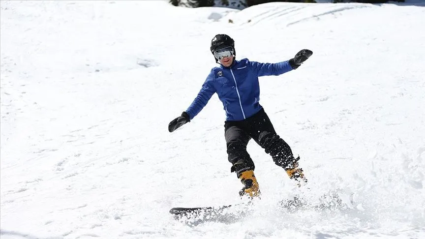 Anaokulunda başladığı snowboardda Türkiye birincisi olan liseli Arda'nın hedefi milli takım