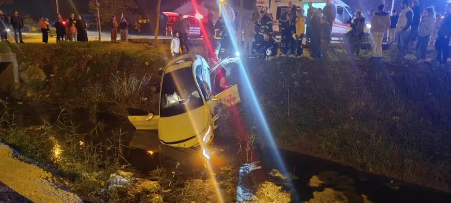 Otomobil şarampole uçtu, sürücü araçtan inmek istemedi