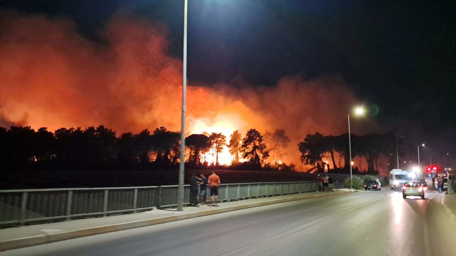Antalya’nın iki ilçesinde orman yangını; çok sayıda ev ve 2 otel tahliye edildi