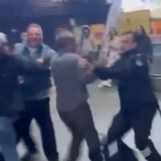 Mecidiyeköy Metrobüs Durağı'nda Özel Güvenlik Görevlisinden Vatandaşa Tekmeli Saldırı: O Anlar Kamerada