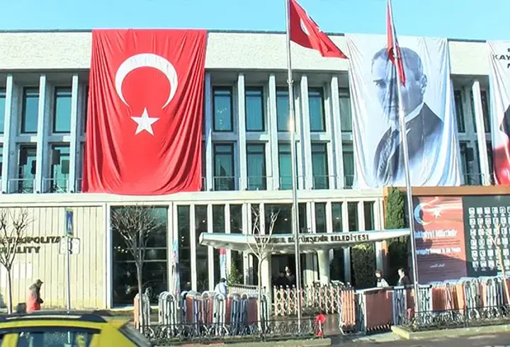 Saraçhane'deki İBB binasında camları kırılan pencereler kapatıldı