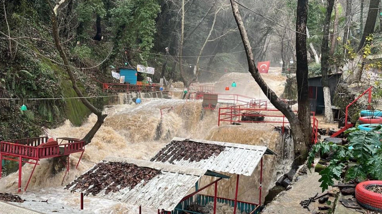 Alanya'da Oba Çayı taştı: İşletmeleri su bastı