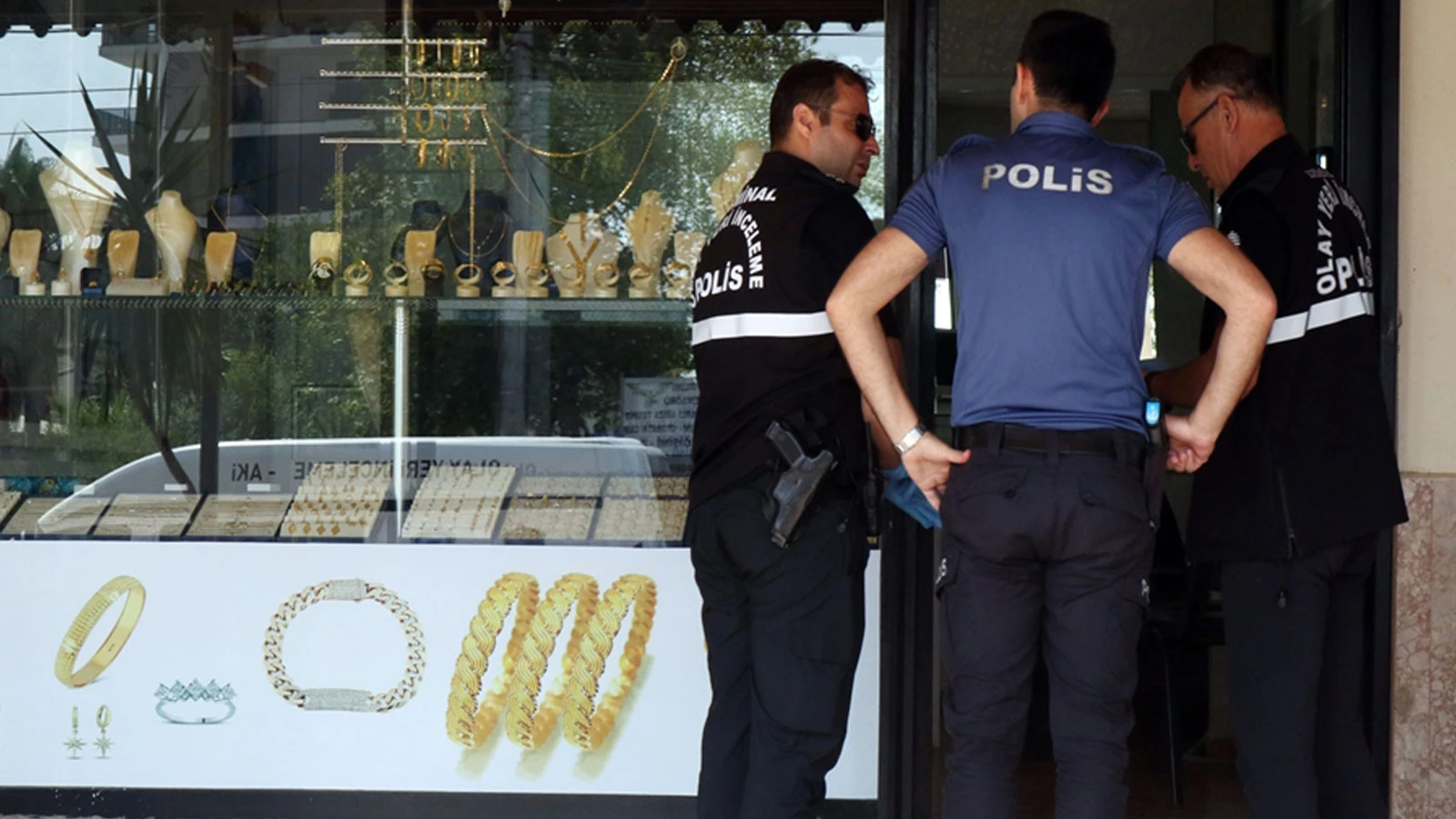 Kuyumcudan 750 bin liralık hırsızlık; bileziği çalıp kaçtı