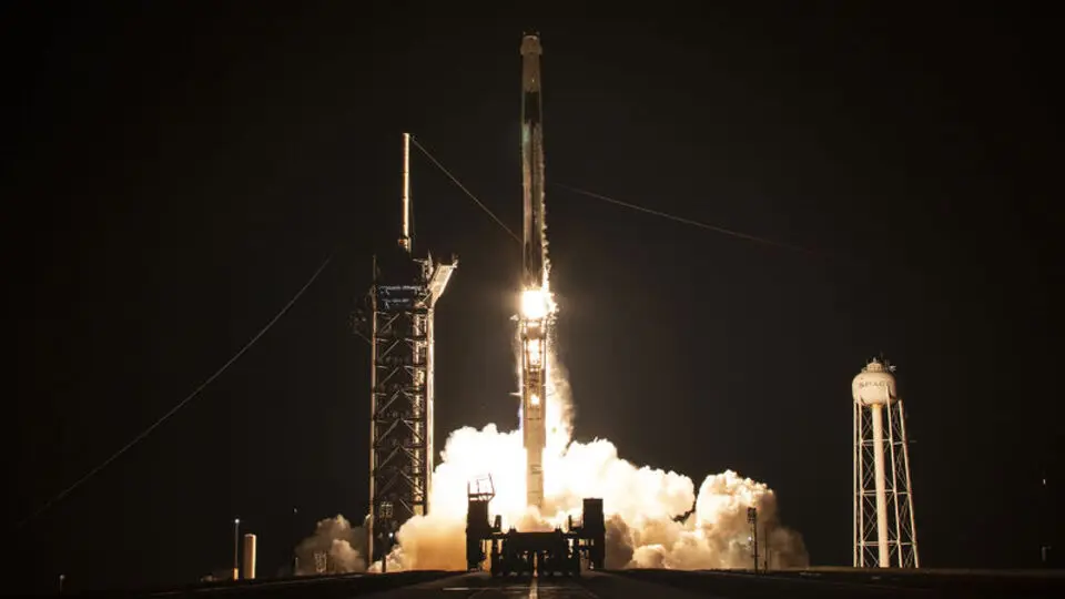 Bezos ile Musk’ın uydu rekabeti alevlendi