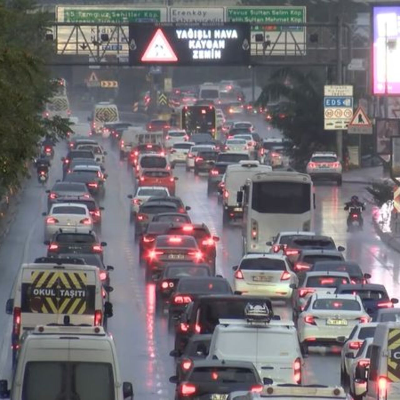 İstanbul'da sağanak trafiği kitledi! Yoğunluk yüzde 80'e ulaştı!