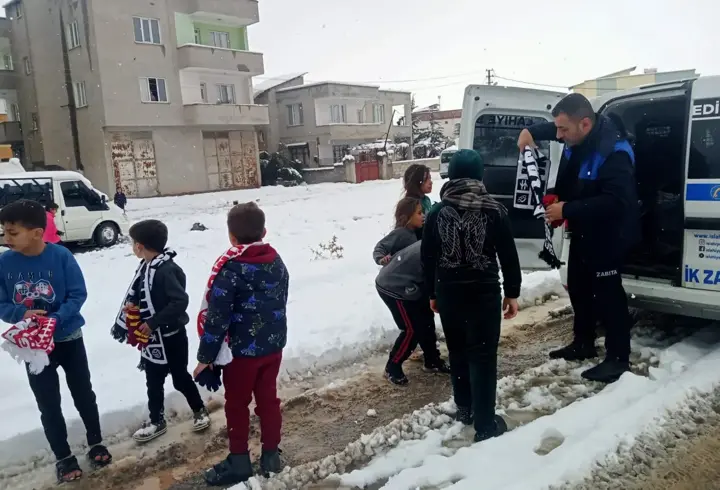 Gaziantep’te kartopu oynayan çocuklara eldiven, bere ve atkı dağıtıldı 