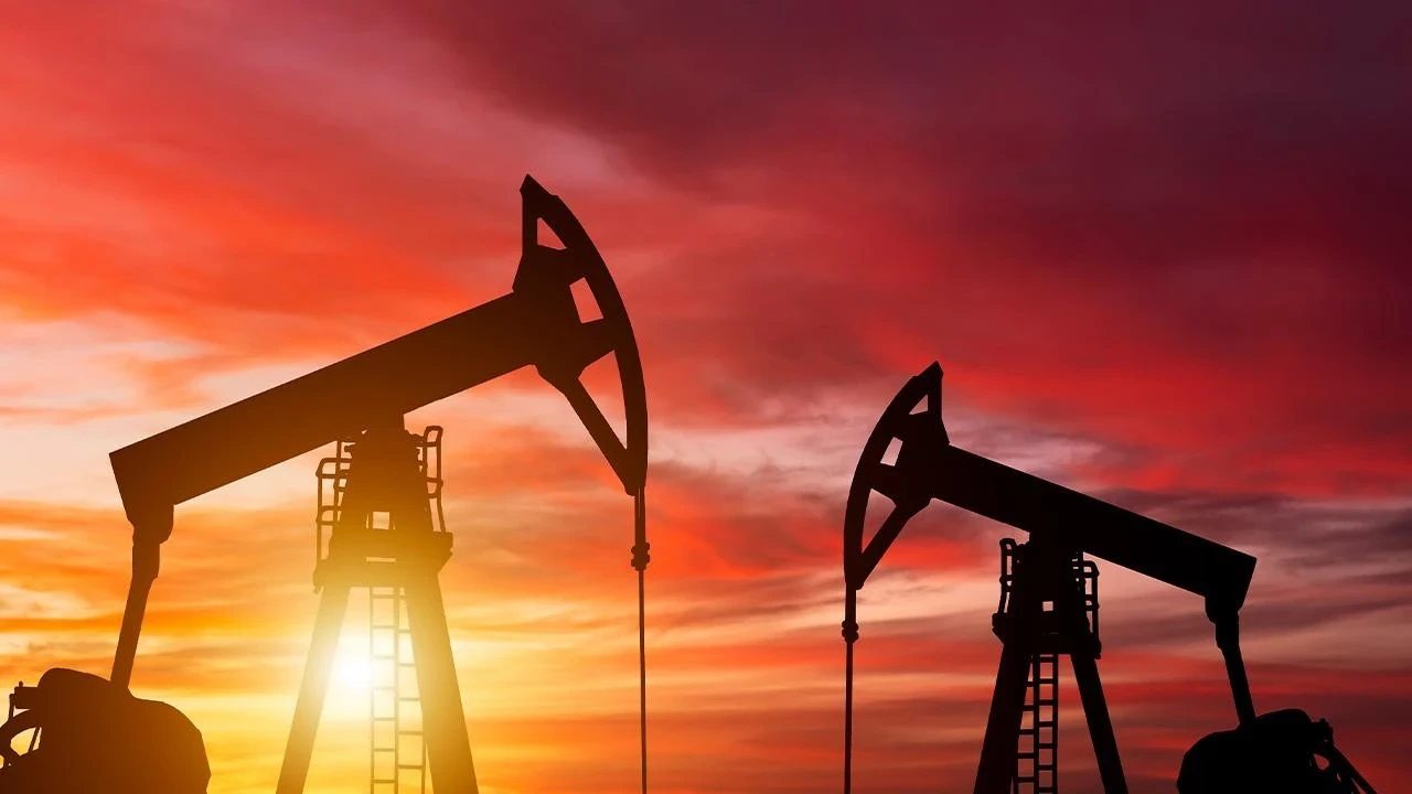 Güçlü ABD verileri ve zayıf dolar petrolü yükseltti