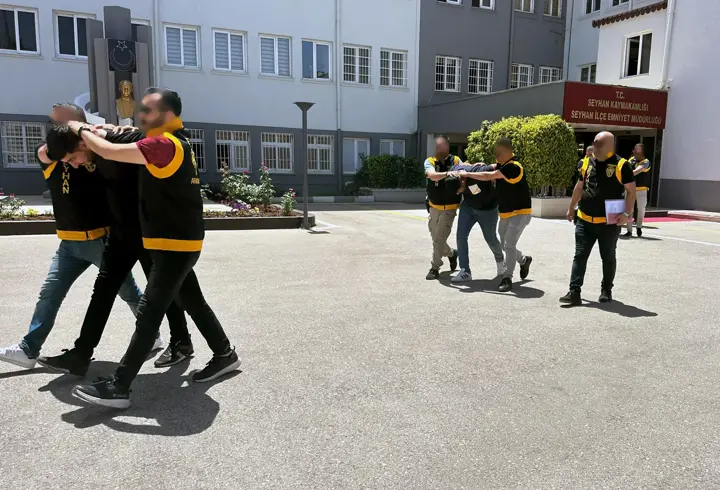 Eski Sevgilisinin Kovulması İçin Kafeyi Kurşunlatan Kıskanç Kadın