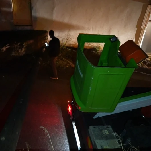 Gümüşhane’de Elektrik Direği 80 Yaşındaki Kadının Evinin Bahçesine Devrildi