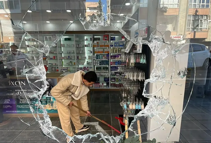Eczaneye pompalı tüfekli saldırı; çok sayıda saçma isabet etti