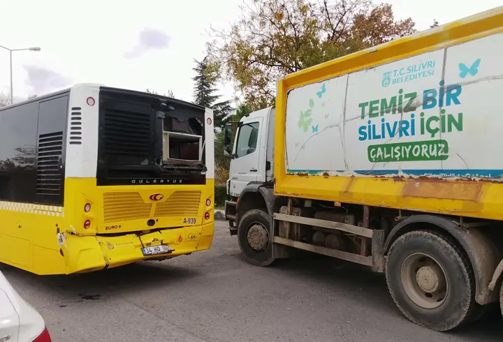 Silivri’de Çöp Kamyonu İle İett Otobüsü Çarpıştı